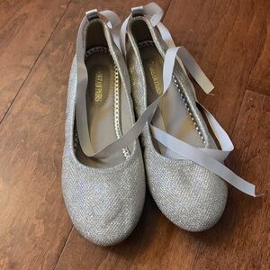 Never worn girls gold sparkle ballet flats! Size 4